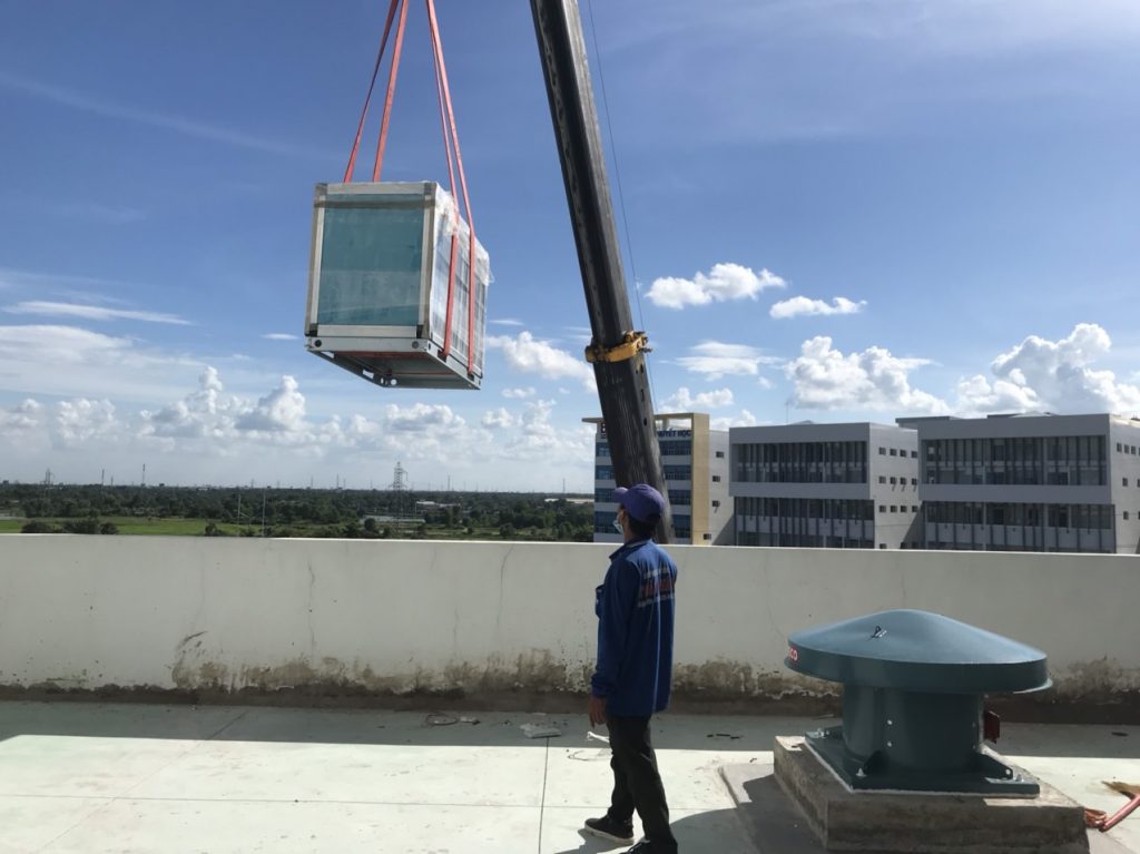 di chuyen hang tu mat dat len lau cao 8 tang